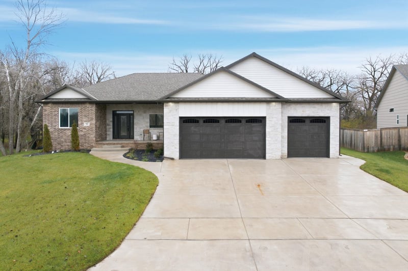 384 E Timber Creek St, Haysville, KS 67060