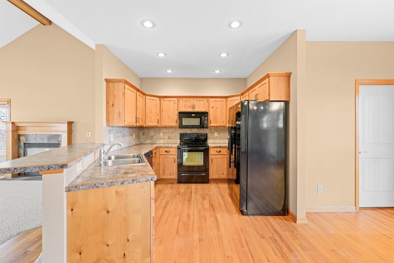 1869 Overlook Dr, Salina, KS 67401