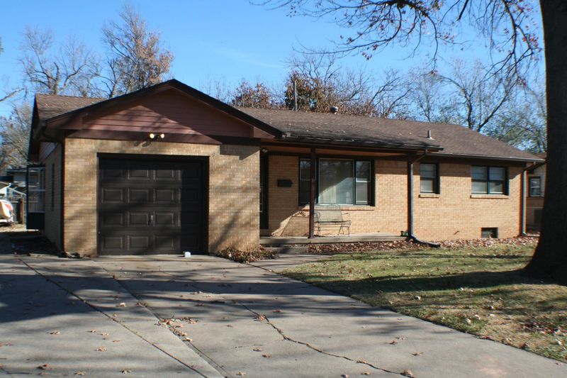906 N Brownthrush Ln, Wichita, KS 67212