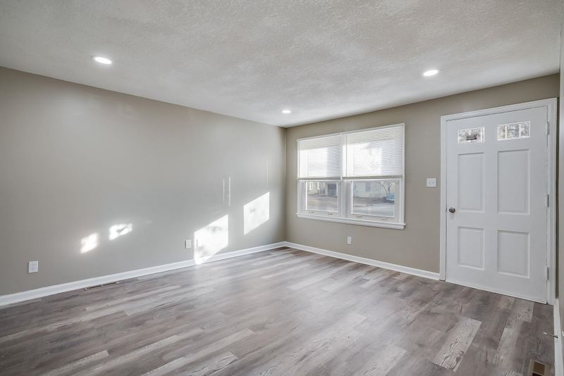 1033 S Waverly St, Wichita, KS 67218