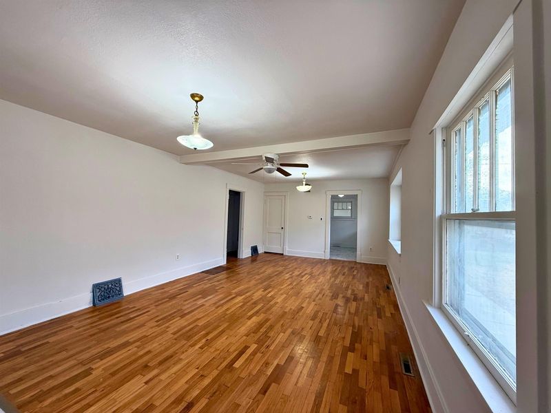 904 E Ash St, Salina, KS 67401