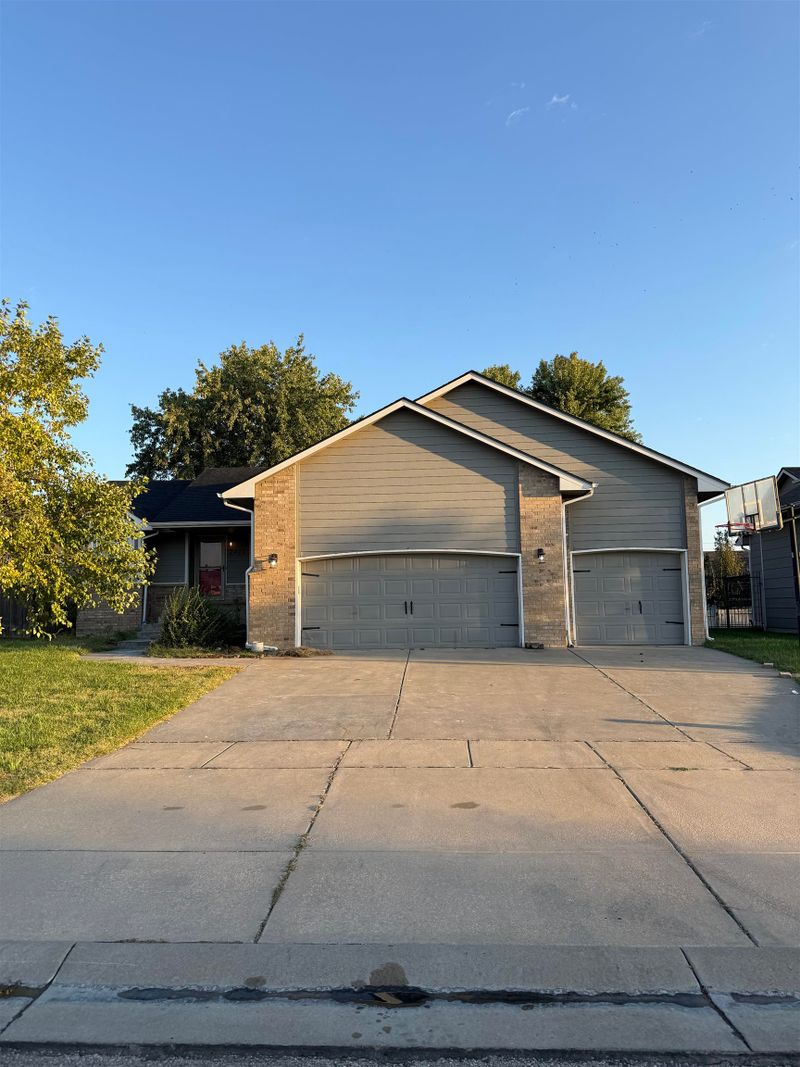 2422 S Westgate Ct, Wichita, KS 67215