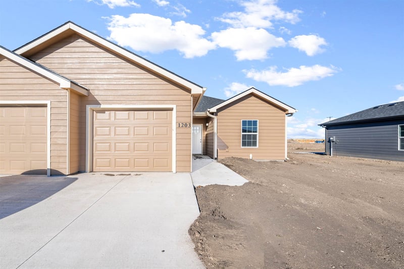 1203 Fountain Dr, Salina, KS 67401