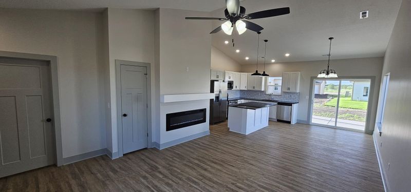 1541 Midway Ct, Valley Center, KS 67147