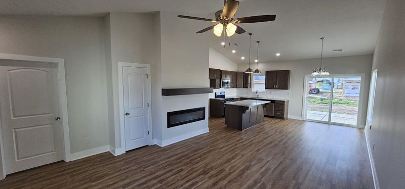 1601 Midway Ct, Valley Center, KS 67147