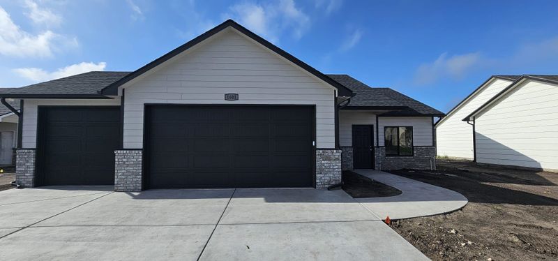 1601 Midway Ct, Valley Center, KS 67147