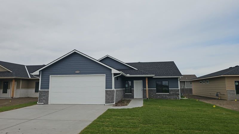 8998 E Forbes Cir, Bel Aire, KS 67226