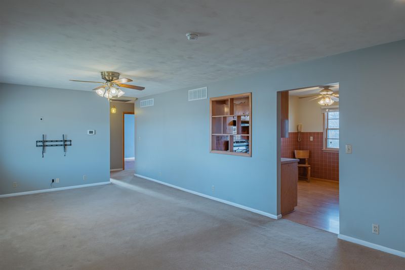 2102 Roach St, Salina, KS 67401