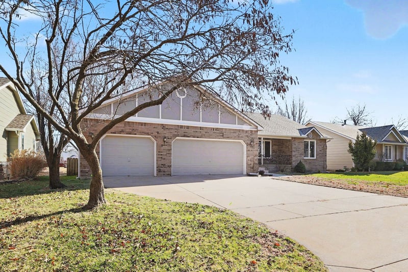 322 S Circle Lake Cir, Wichita, KS 67209