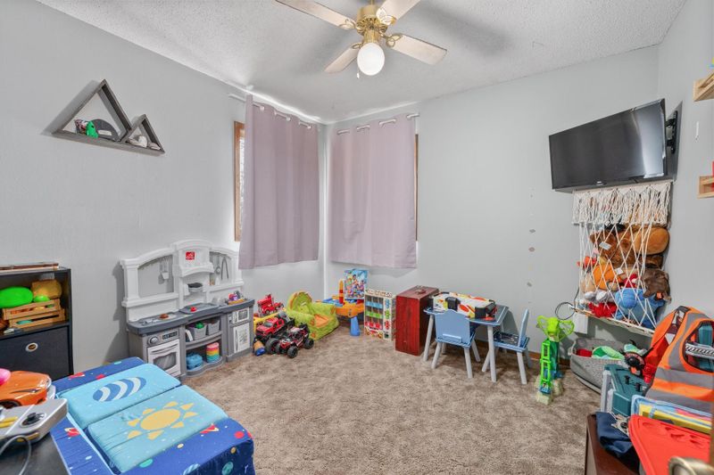 817 Spruce St, Halstead, KS 67056