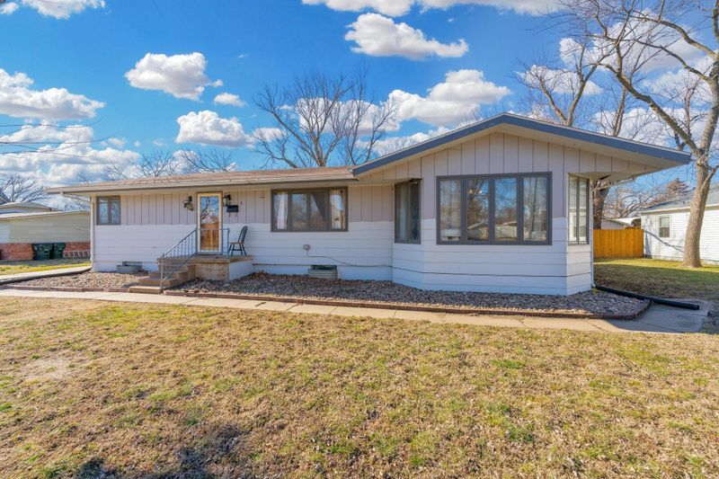 817 Spruce St, Halstead, KS 67056