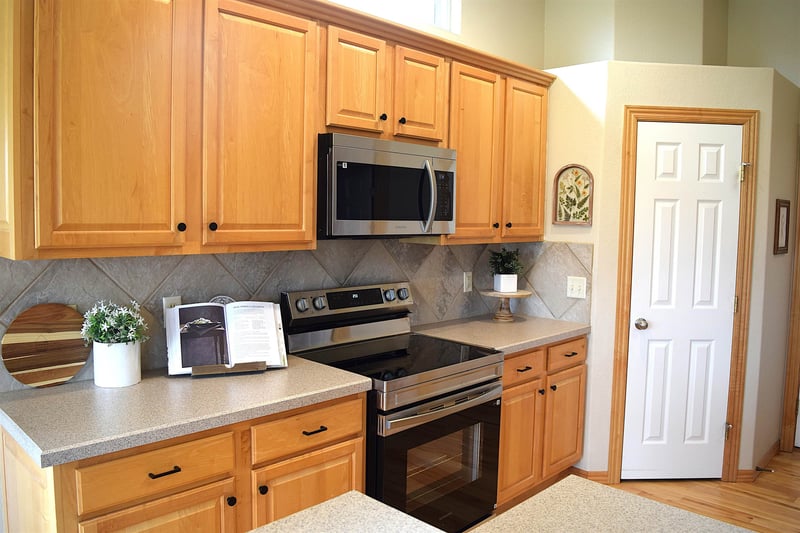 1020 W Cottonwood Dr, Valley Center, KS 67147