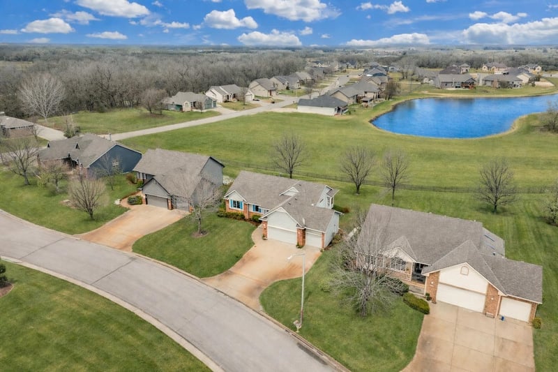 1020 W Cottonwood Dr, Valley Center, KS 67147