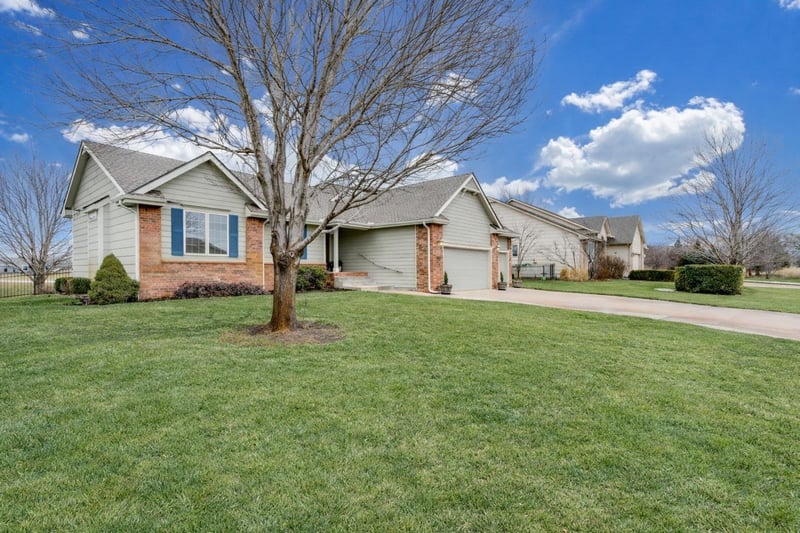 1020 W Cottonwood Dr, Valley Center, KS 67147