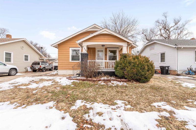735 S 11th St, Salina, KS 67401