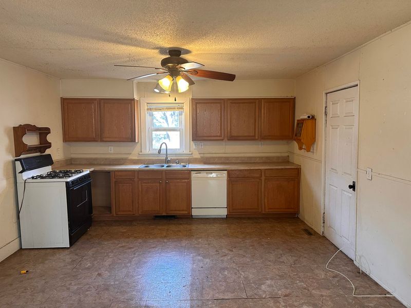 622 SE 3rd St, Newton, KS 67114