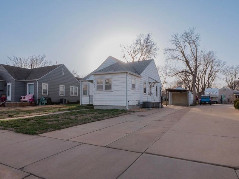 660 S 12th St, Salina, KS 67401