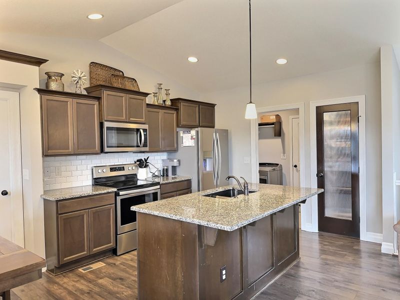 2021 Chestnut St, Newton, KS 67114