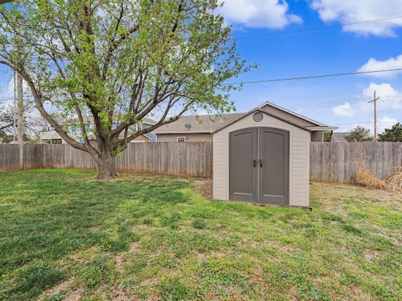 1304 Sequoia Dr, Salina, KS 67401