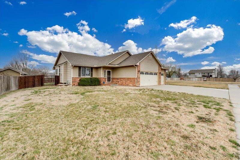 800 S Sunset Cir, Andover, KS 67002-7902
