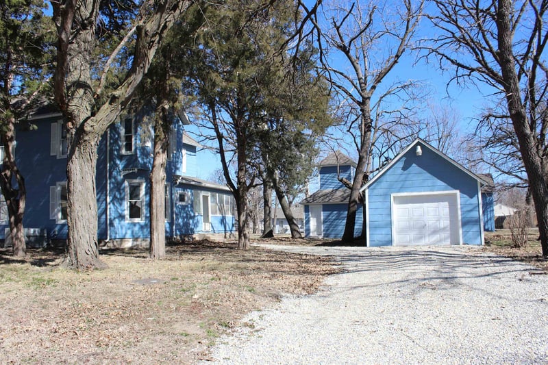 521 W 5th St, Halstead, KS 67056
