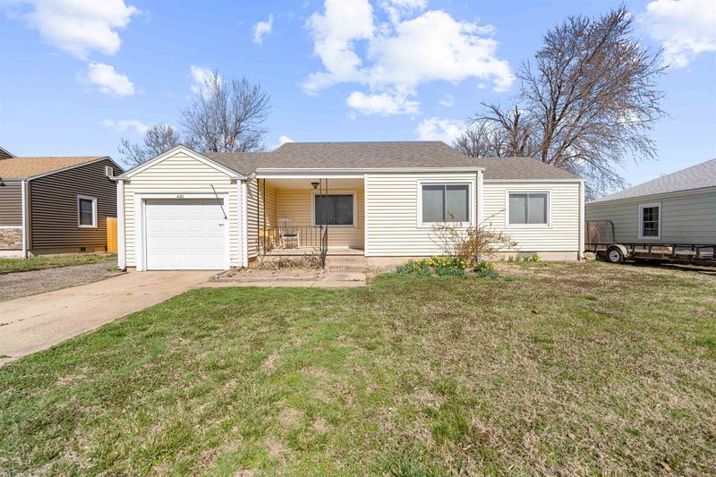 421 E Kirwin Ave, Salina, KS 67401