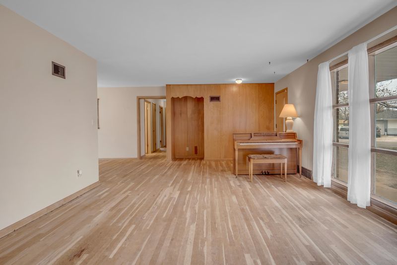 1300 W 6th St, Newton, KS 67114