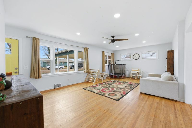 6 E Southland Dr, Haven, KS 67543