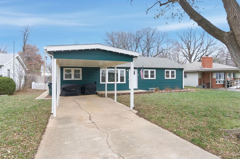 6 E Southland Dr, Haven, KS 67543
