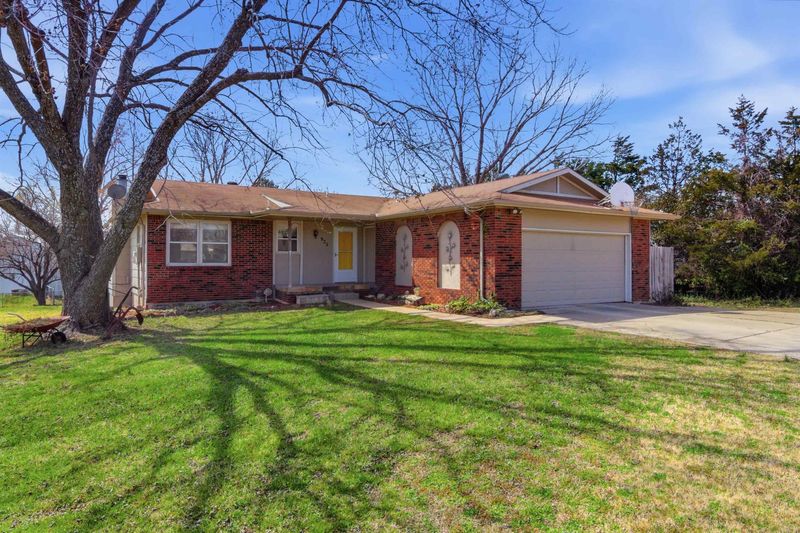 925 E Betsy Ross Dr, Andover, KS 67002