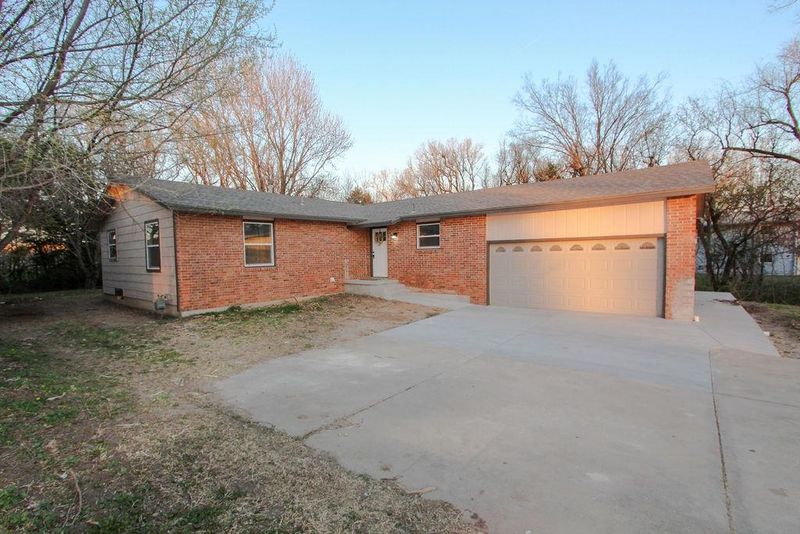 316 Sherman Dr, Newton, KS 67114