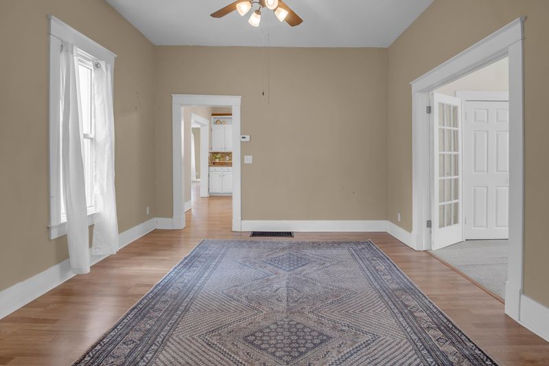 807 E 7th St, Newton, KS 67114