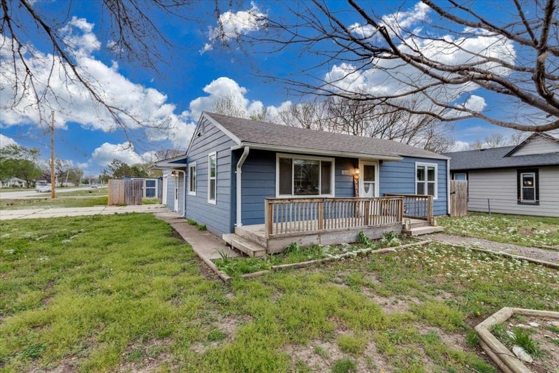 104 S Chestnut St, Douglass, KS 67039