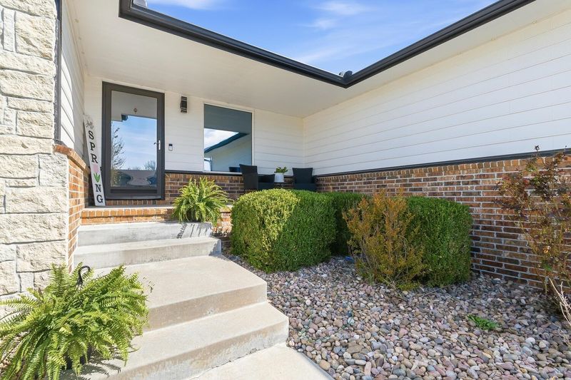 726 Sandstone Ct, Andover, KS 67002