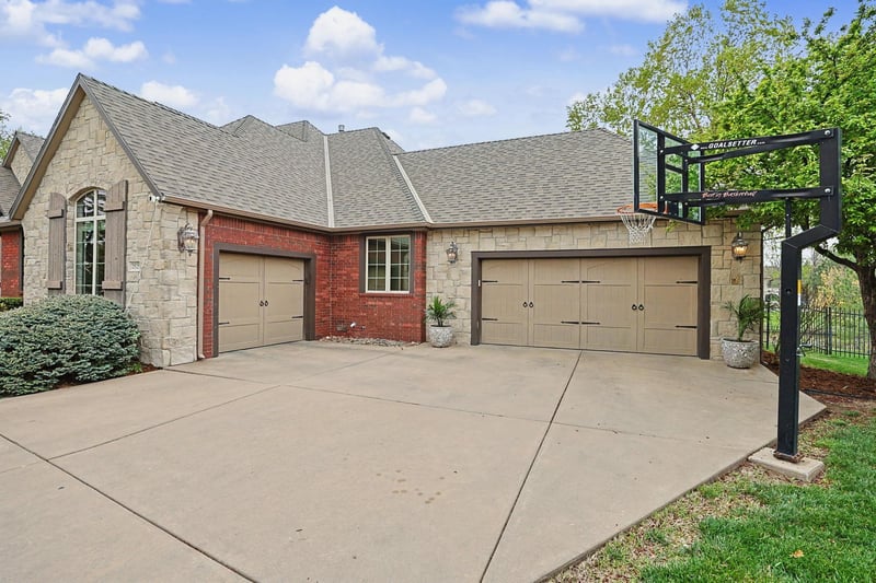2525 N Loch Lomond Ct, Wichita, KS 67228