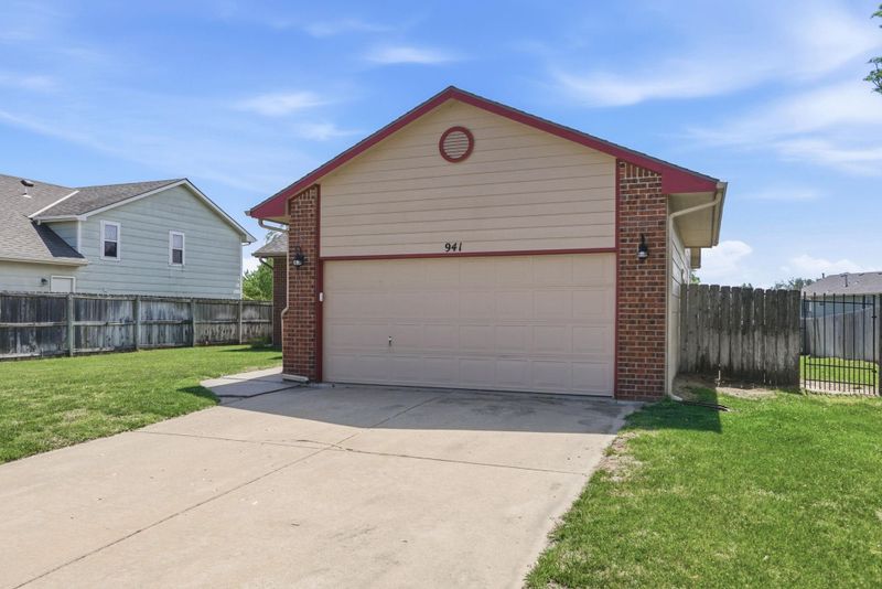 941 E Forest Ct, Haysville, KS 67060