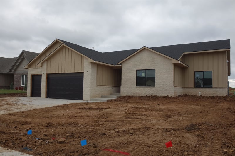 1506 N Emerald Valley Dr, Mulvane, KS 67110