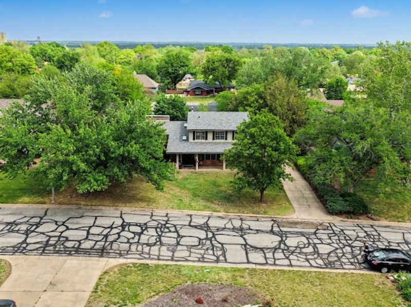 2211 Edgehill Rd, Salina, KS 67401