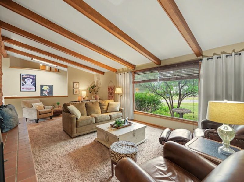 2211 Edgehill Rd, Salina, KS 67401