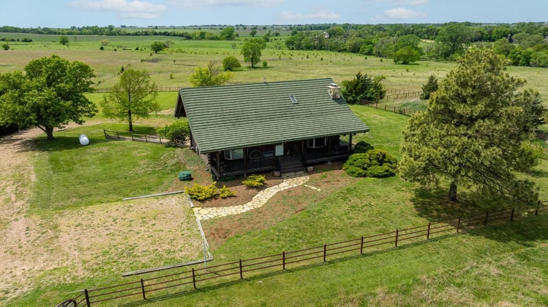 9615 S Rock Rd, Valley Center, KS 67147