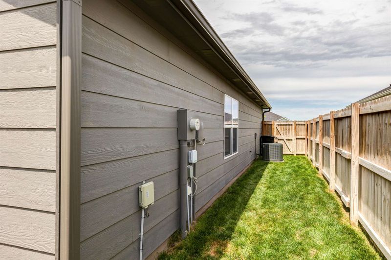 1118 Harbor Dr, Salina, KS 67401