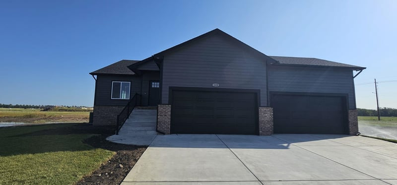 1620 E Midway Ct, Valley Center, KS 67147