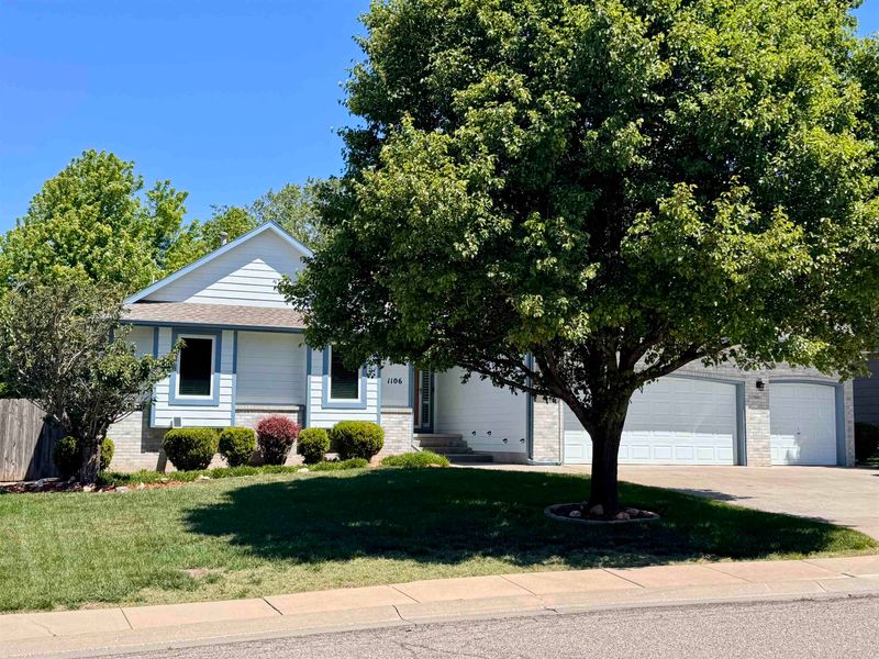1106 E Southcrest Cir, Derby, KS 67037