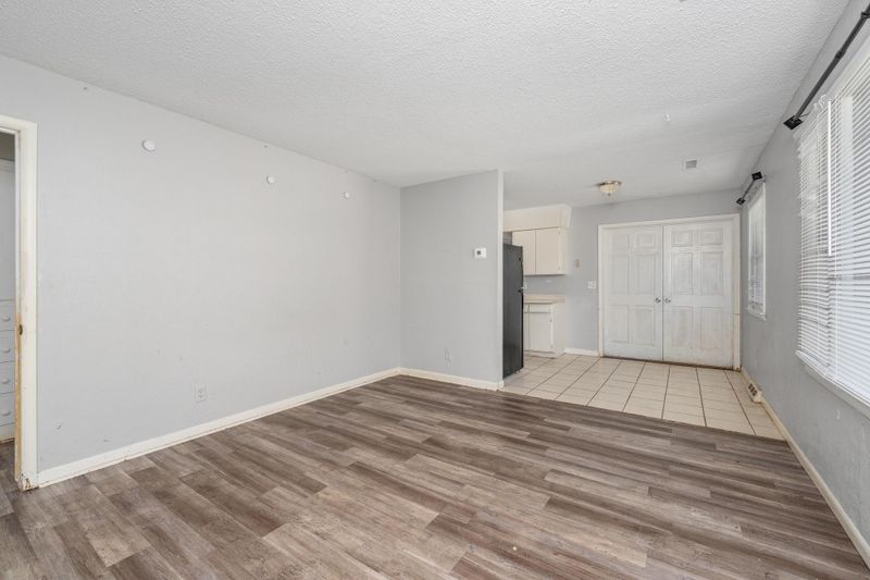 2009 E 52nd St, Wichita, KS 67216
