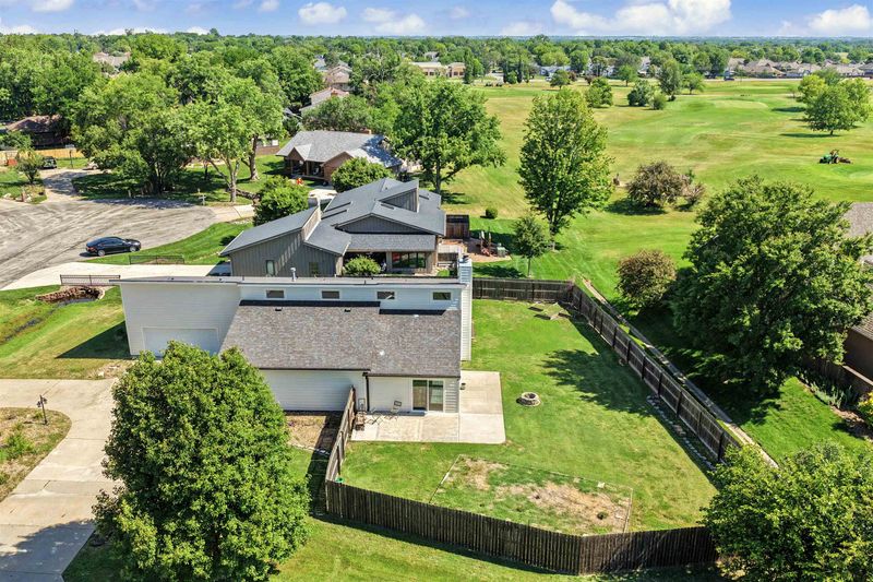 837 Golfview Ct, Salina, KS 67401