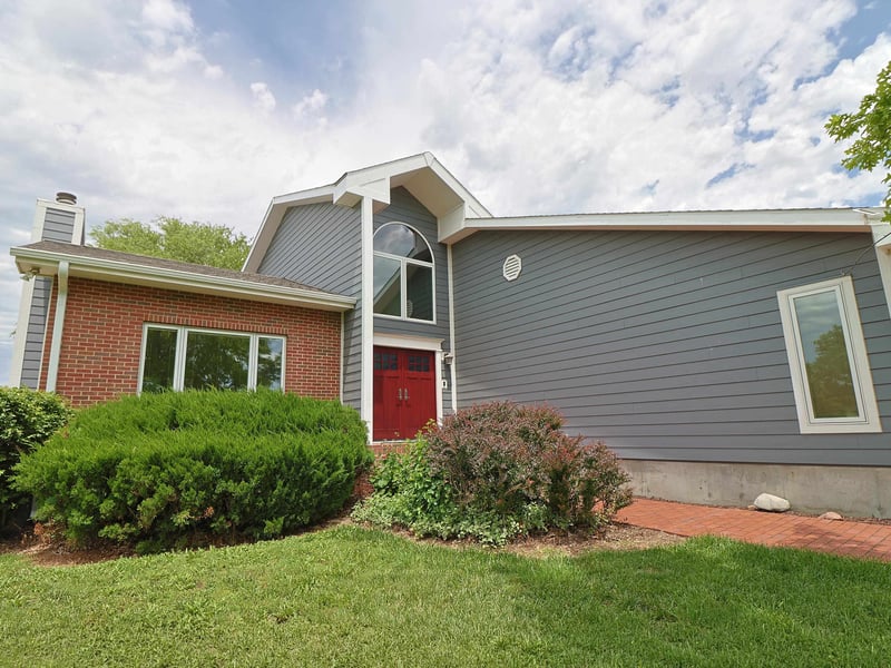 1713 Ottawa Rd, Salina, KS 67401