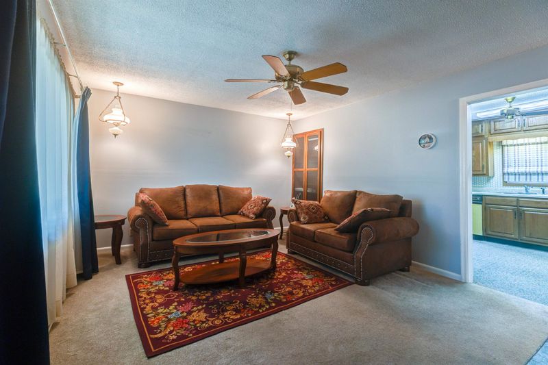 905 Windsor Dr, Salina, KS 67401