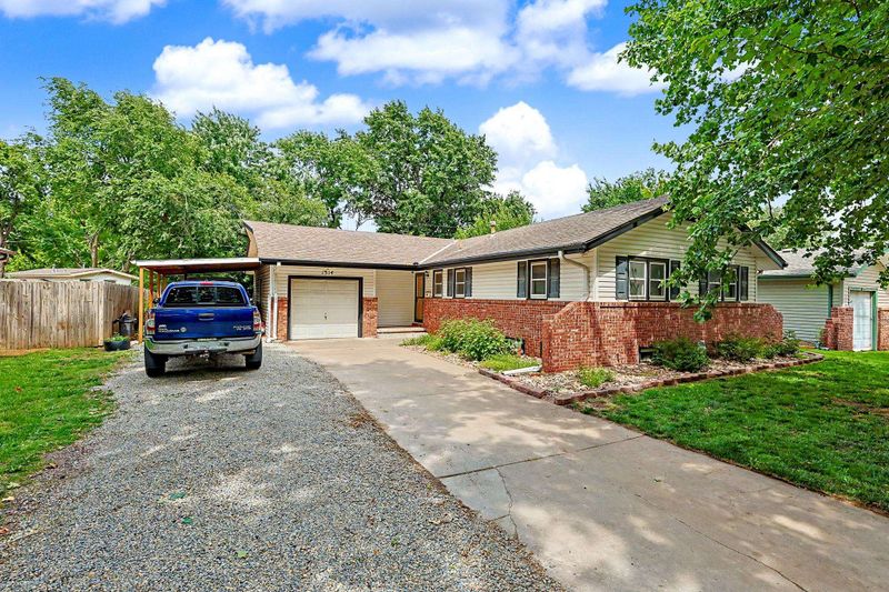1354 N Westview Dr, Derby, KS 67037