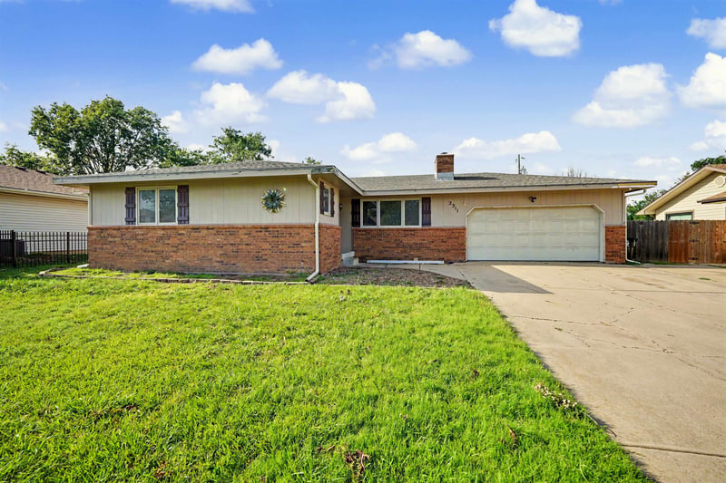2311 Applewood Ln, Salina, KS 67401