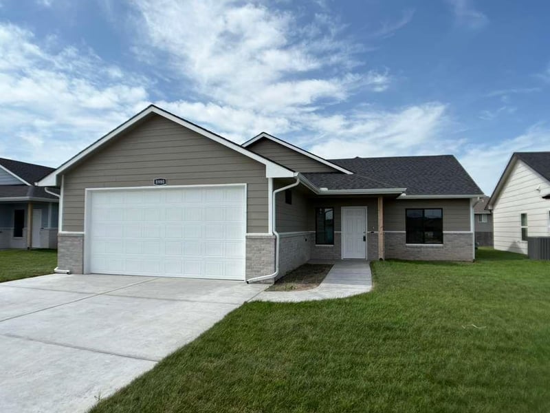 8980 E Forbes Cir, Bel Aire, KS 67226